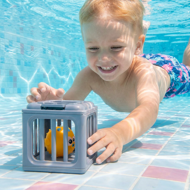 Fröhliche Kinder genießen Unterwasser Pool Spaß mit dem Tauchspielzeug Set aus bunten Meerestieren im Sommer.