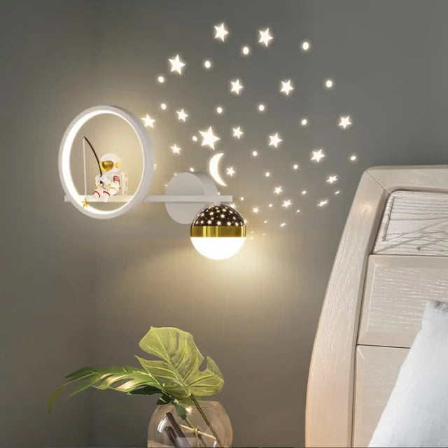 Goldene dimmbare LED-Wandlampe in Sternform, ideal als Nachtlicht für Baby- und Kinderzimmer.