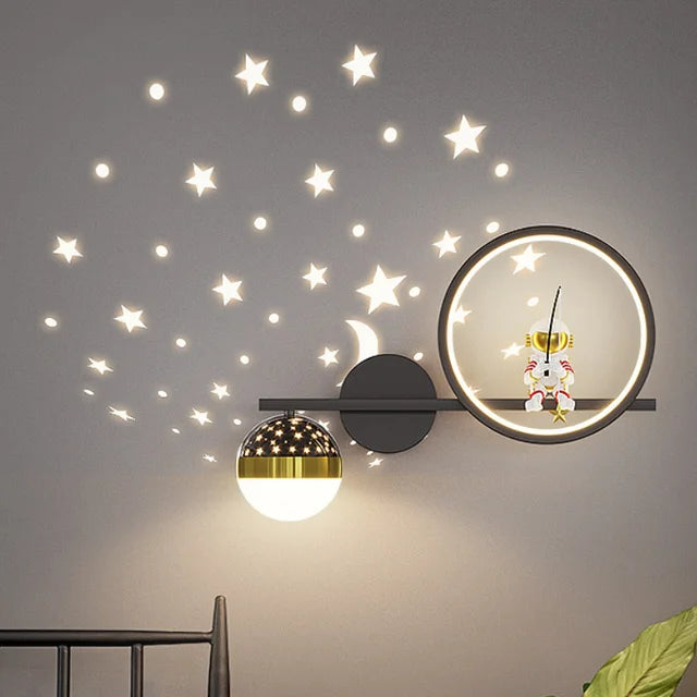 Magisches Nachtlicht: Dimmbare LED-Wandlampe mit warmem Sternenlicht für süße Träume im Kinderzimmer.