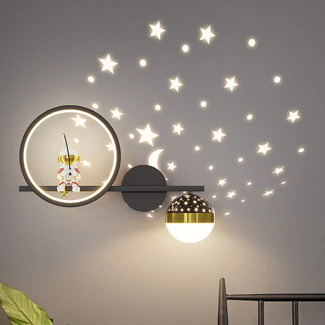 Dekoratives Sternenlicht für das Kinderzimmer: goldene LED-Wandleuchte mit sanftem, dimmbarem Schein.