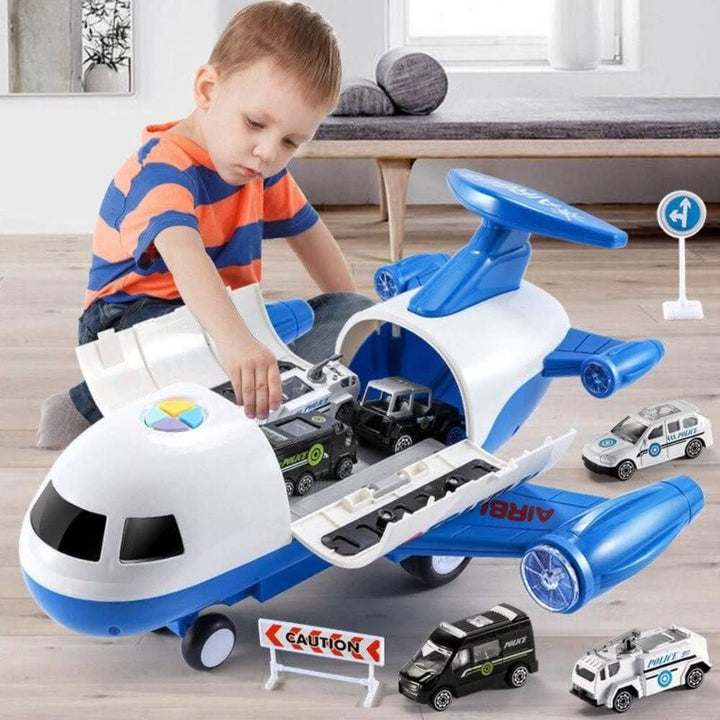 Glückliches Kind spielt kreativ mit dem Flugzeug und den Fahrzeugen des Spielsets.