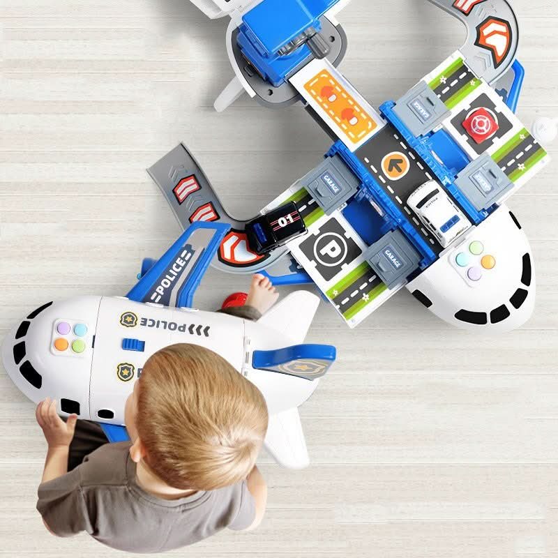 Rollenspiel mit Flugzeug-Spielset: Kinder erkunden die Welt mit ihren kleinen Fahrzeugen.
