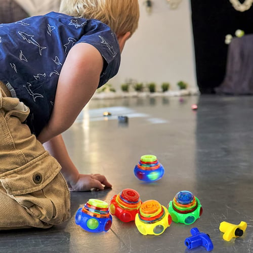 Perfektes Kindergeschenk: Leucht-Wirbelspiel mit Musik als bildschirmfreies Geburtstagsgeschenk für Kids.