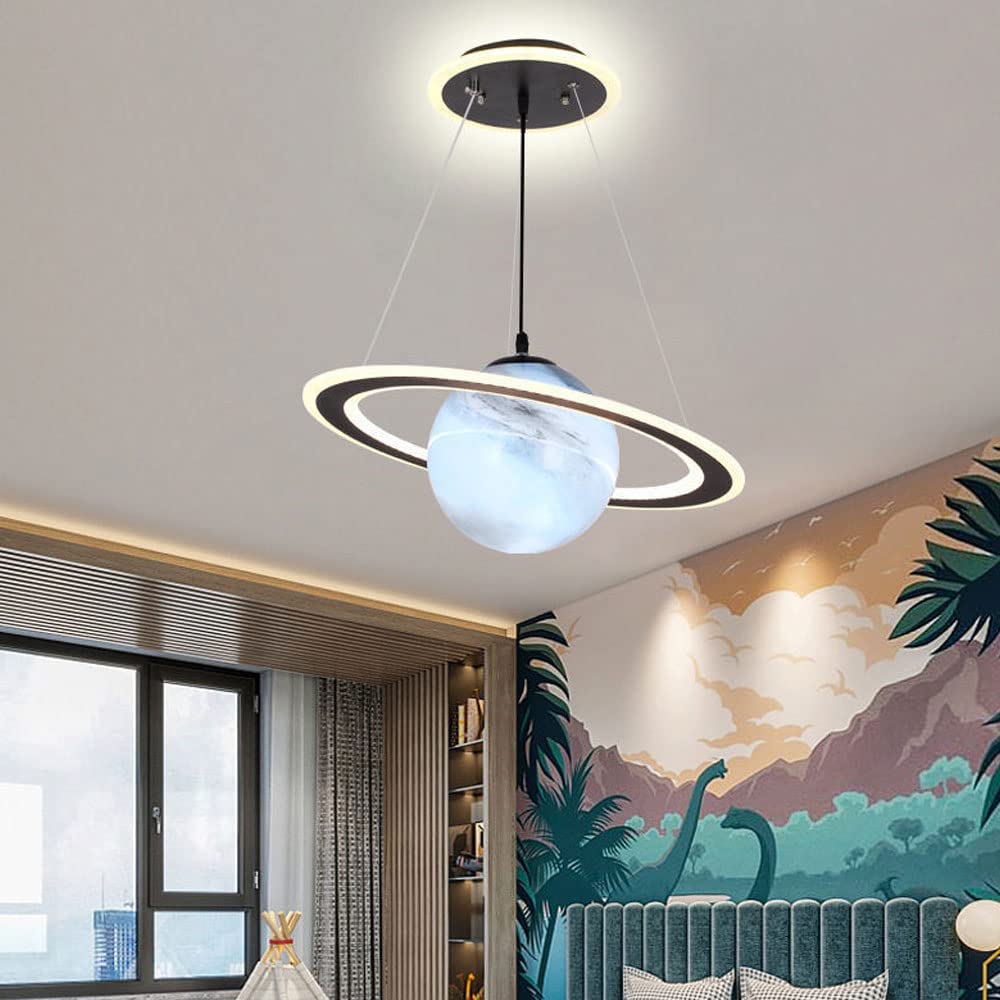 Kinderzimmer LED-Hängeleuchte CosmoGlow im magischen Planeten Design. Moderne dimmbare Deckenlampe aus Acryl.