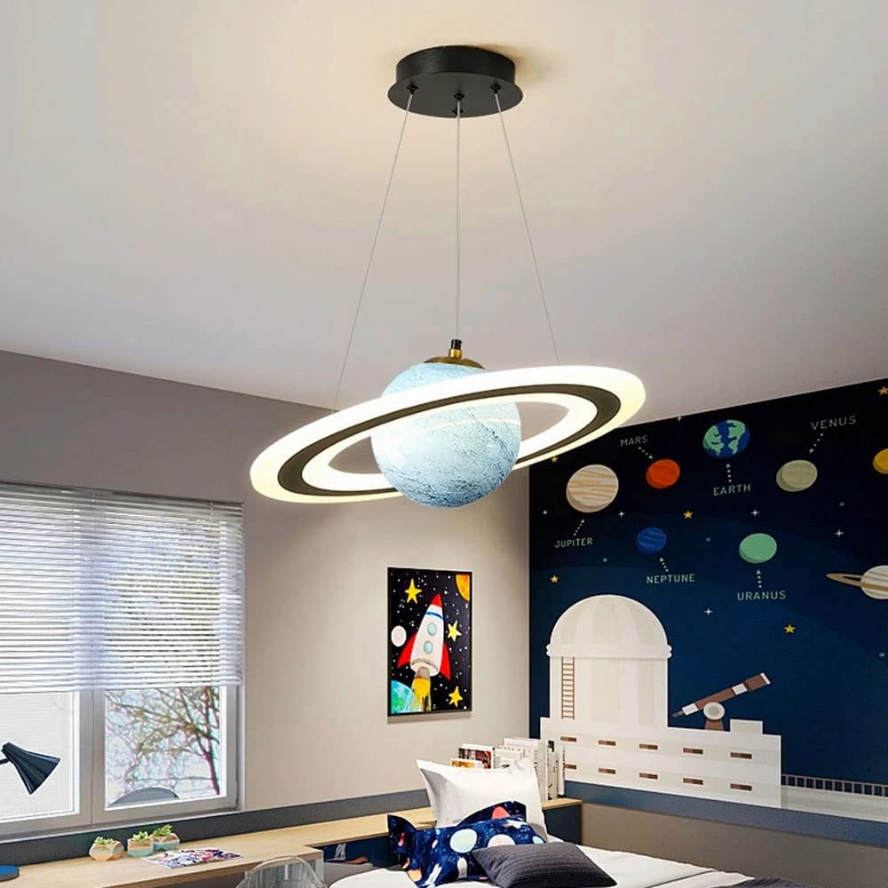 CosmoGlow Kinderzimmer LED-Hängeleuchte. Magische Deckenlampe mit Planeten Design und dimmbaren LED-Modulen.