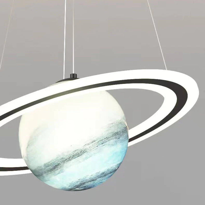 Magische Planeten LED-Hängeleuchte CosmoGlow. Dimmbare Deckenlampe für ein traumhaftes Kinderzimmer mit Weltraum Deko.