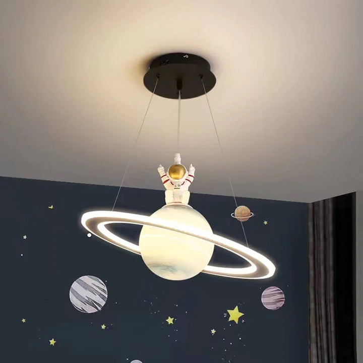 Ansicht der LED-Hängeleuchte im Planeten Design. Moderne Kinderzimmer Deckenlampe aus Acryl mit dimmbarer Funktion.