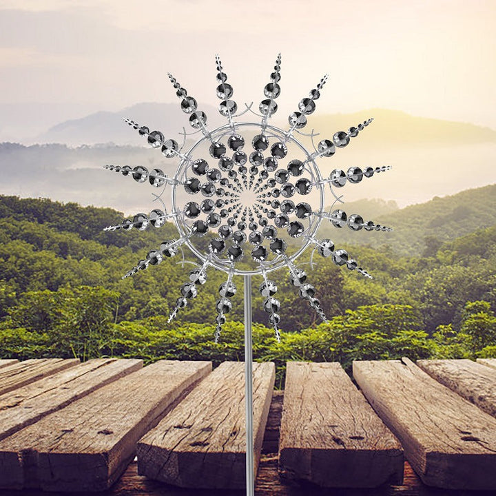 Rostfreier Metall-Windspinner, ein elegantes Design für den Outdoor-Garten. Kinetische Windmühle als besondere Gartendeko.