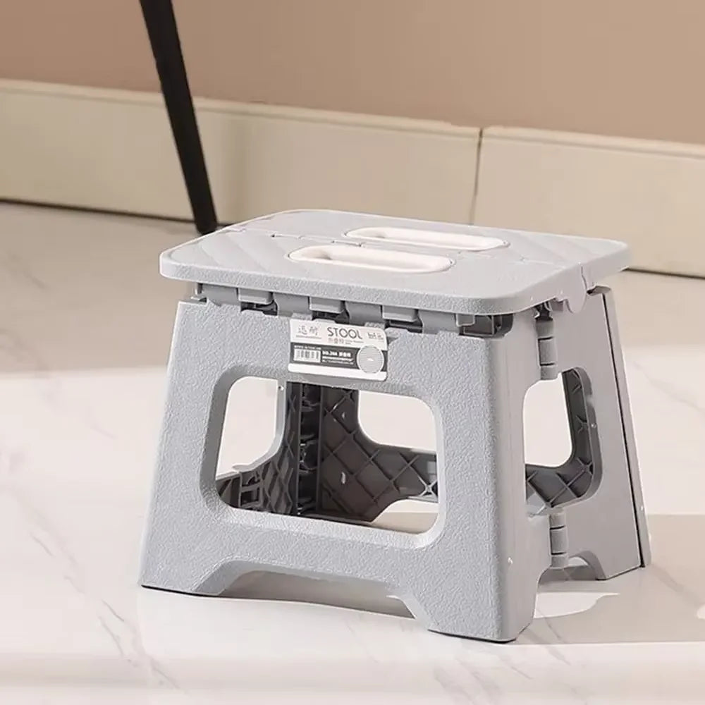 Multifunktionaler Falthocker, ideal als Klapptritt für Zuhause, Büro oder Camping; leicht & stabil.