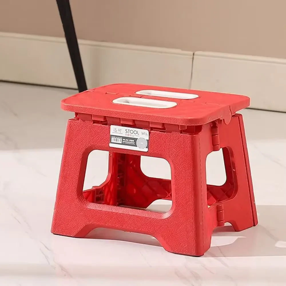 Kompakter Klapptritt, faltbar für platzsparendes Verstauen, ideal als Tritthocker für jede Aufgabe.