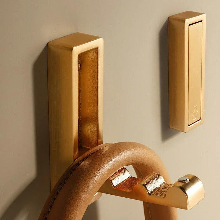 Klappbarer Wandhaken aus Vollmetall, elegant & platzsparend für moderne Einrichtungen im Flur oder Bad.