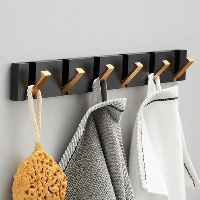 FOLDHOOK Kleiderhaken, klappbar. Schafft Ordnung im Flur und ist unaufdringlich bei Nichtnutzung.