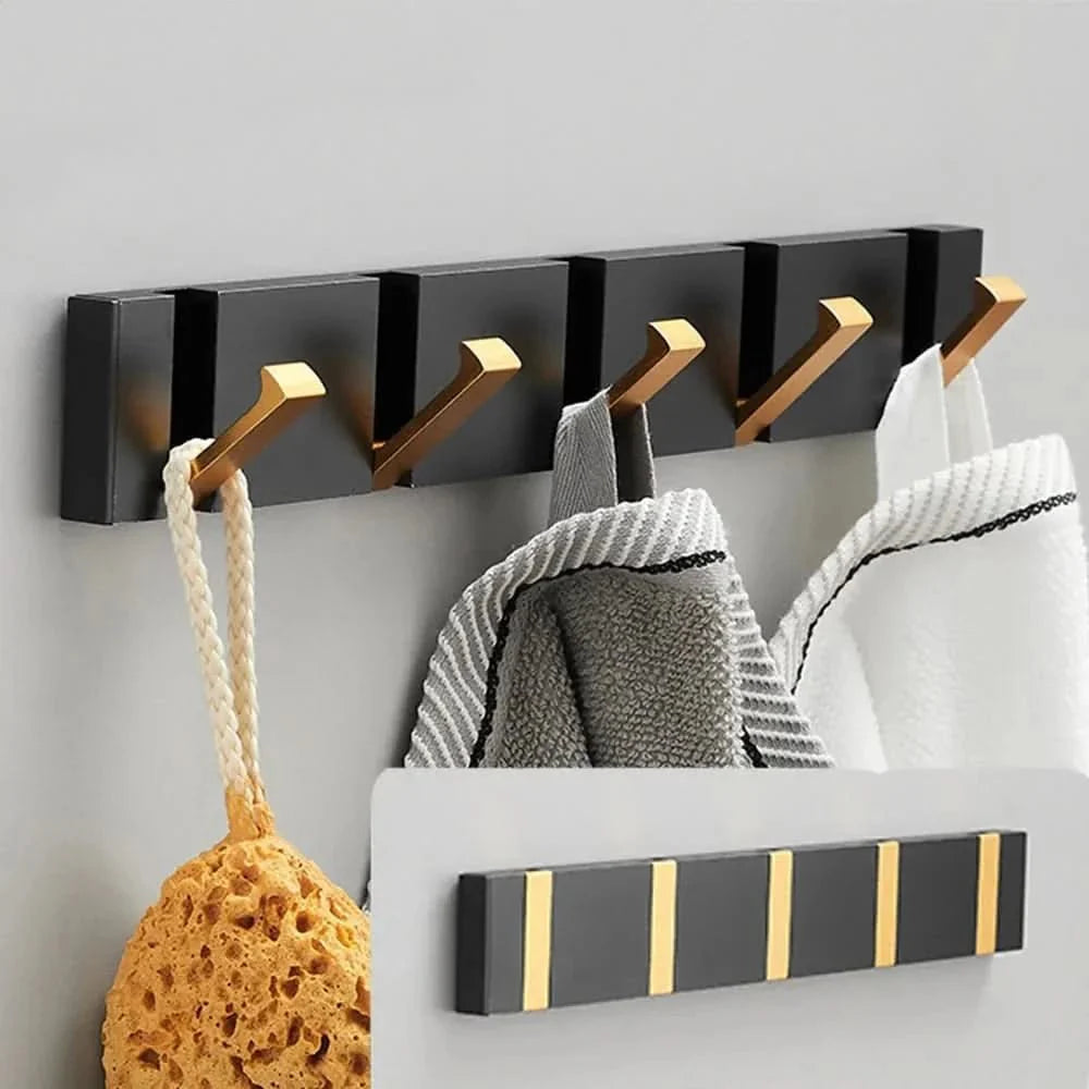 Eleganter FOLDHOOK Klapphaken im Flur, schafft Ordnung für Jacken und Mäntel. Minimalistisch und praktisch.