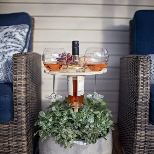 Eleganter Outdoor-Weintisch aus hellem Holz, klappbar. Sichere Ablage für Wein, Sekt & Gläser im Garten oder am Strand genießen.