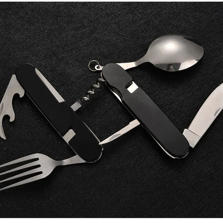 Kompaktes Outdoor Klappbesteck Set für Reisen, bestehend aus Löffel, Gabel, Messer und Flaschenöffner.