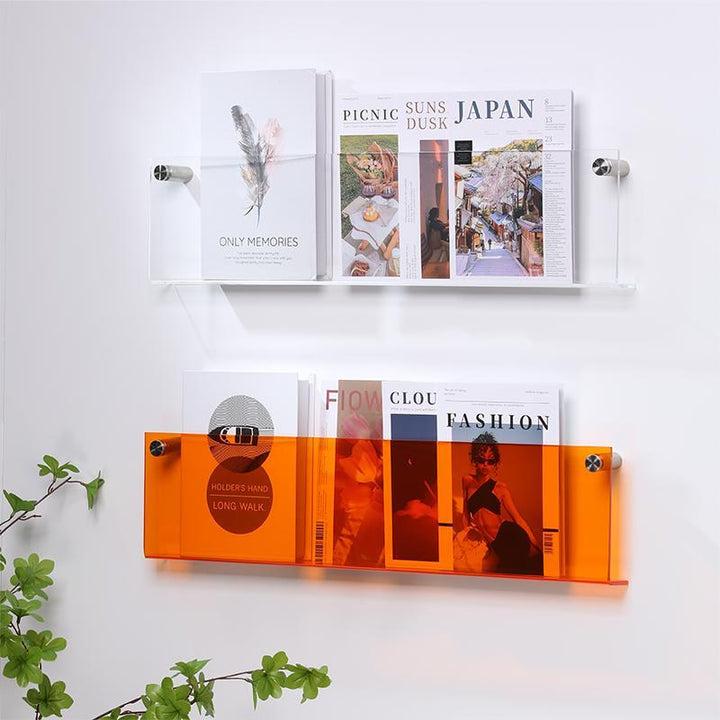 Farbiges Acryl Wandregal, schwebend, als einzigartiger Zeitschriftenhalter im Schlafzimmer.