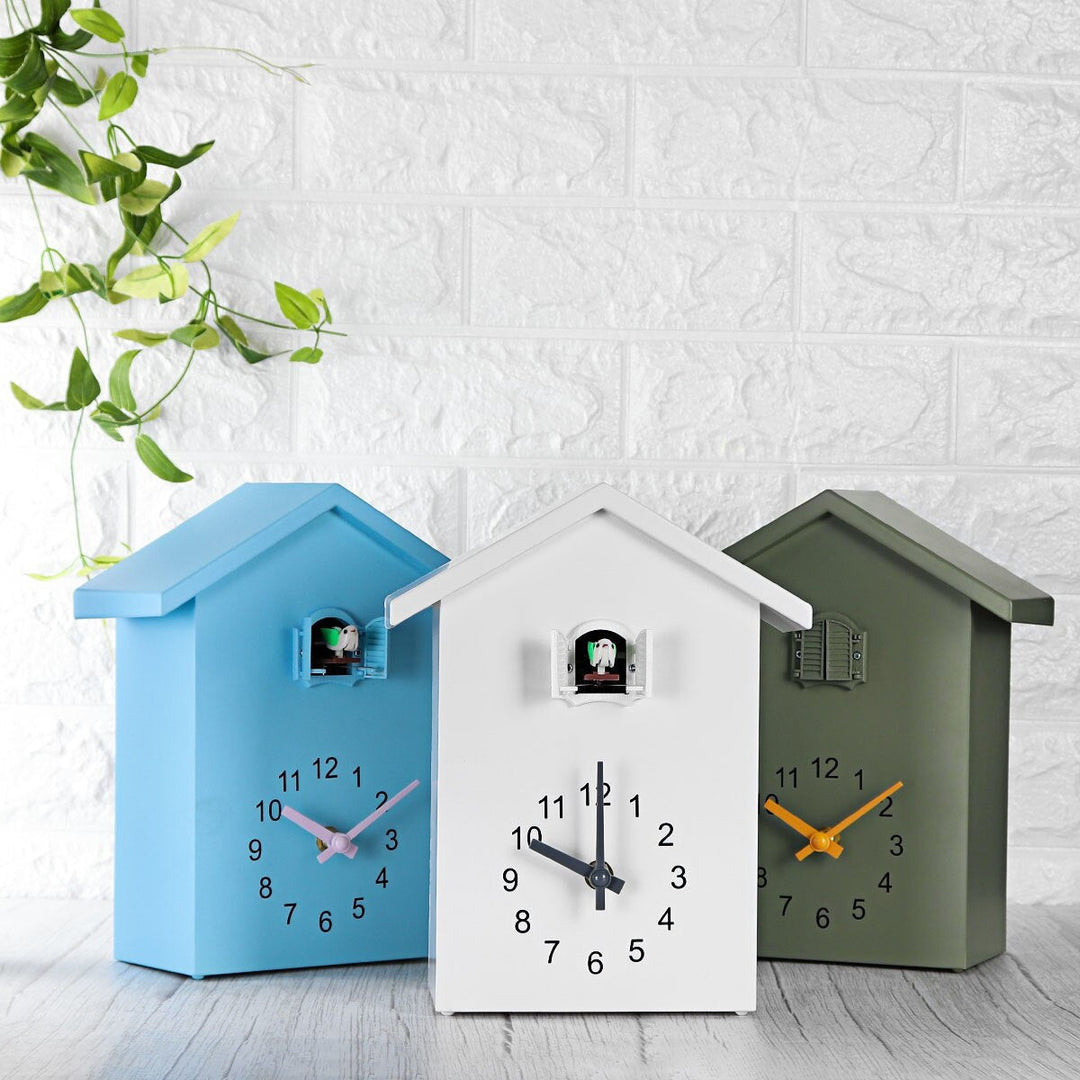 Klassische Kuckucksuhr in Vintage-Blau, Weiß, Grün; nostalgische Wanduhr für Wohnzimmer-Dekoration.