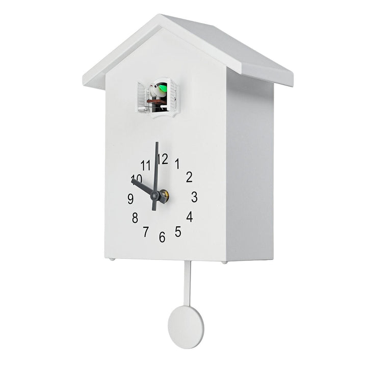Detailansicht der nostalgischen Kuckucksuhr in Grün-Weiß, ideale Geschenkidee & Wohnzimmer-Uhr.