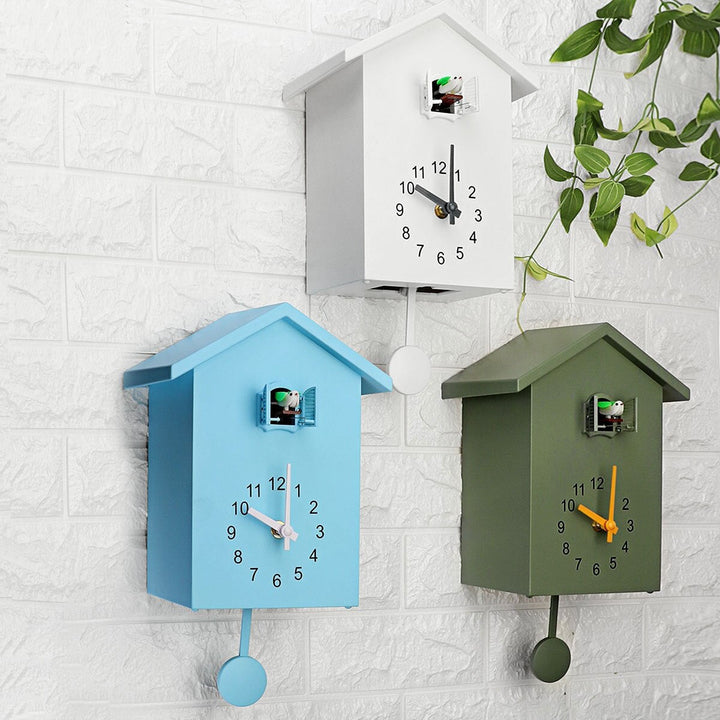 Einzigartige Kuckucksuhr, klassisches Design, in Weiß und Grün, bringt Nostalgie in Ihr Zuhause.