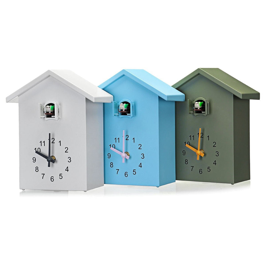 Vintage Kuckucksuhr mit traditionellen Elementen, blau, weiß & grün, charmante Wanddekoration.