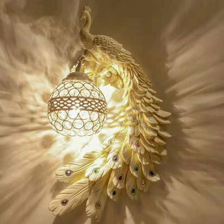 Dekorative Pfauen Wandlampe aus Harz in Gold, Grün & Weiß. Eine klassische Wandleuchte für stilvolle Innenbeleuchtung.