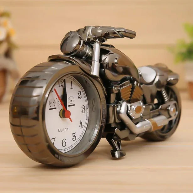 Einzigartiger Motorrad-Wecker mit klassischem Retro-Design; Vintage Uhr als Deko-Objekt für Schlafzimmer oder Wohnzimmer.