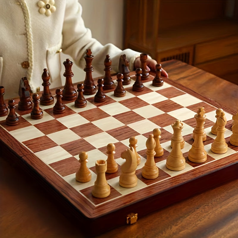 Hochwertiges Schachbrett und Figuren aus Holz. Ein klassisches Strategiespiel, das Eleganz und Spielspaß vereint.