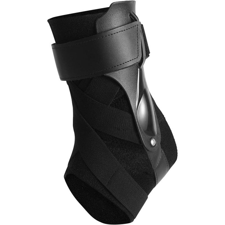 Person mit Knöchelbandage beim Sport. Effektiver Gelenkschutz und Stabilisierung für den aktiven Fuß.