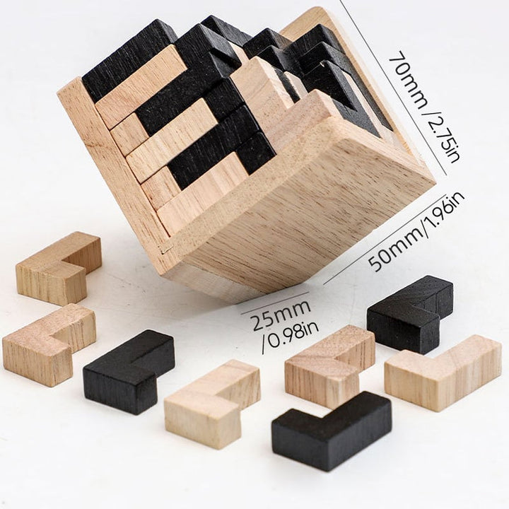 Nahaufnahme: Textur des Naturholzes beim 54-teiligen 3D Holzpuzzle. Robustes Denkspiel.