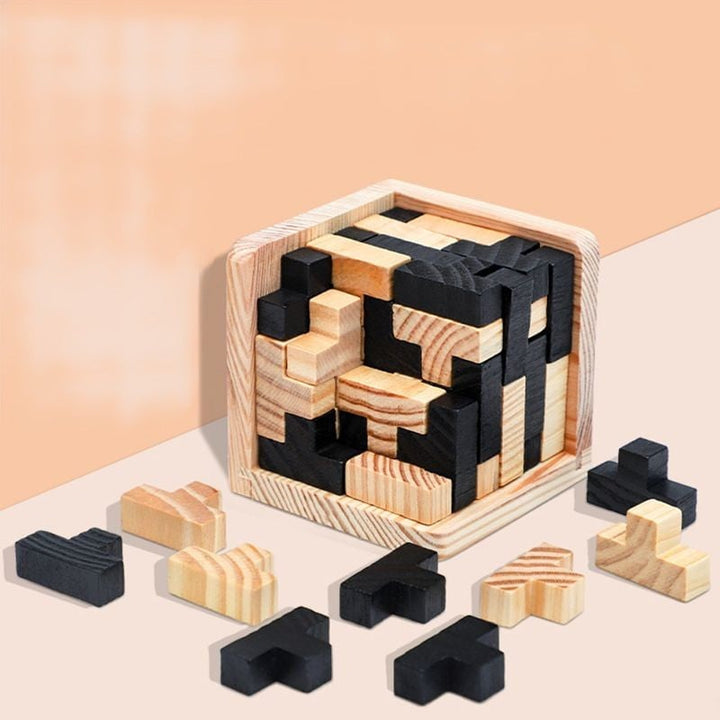 Verpacktes 3D Holzpuzzle, bereit für knifflige Rätsel. Ein Gehirntrainer & Konzentrationstraining.