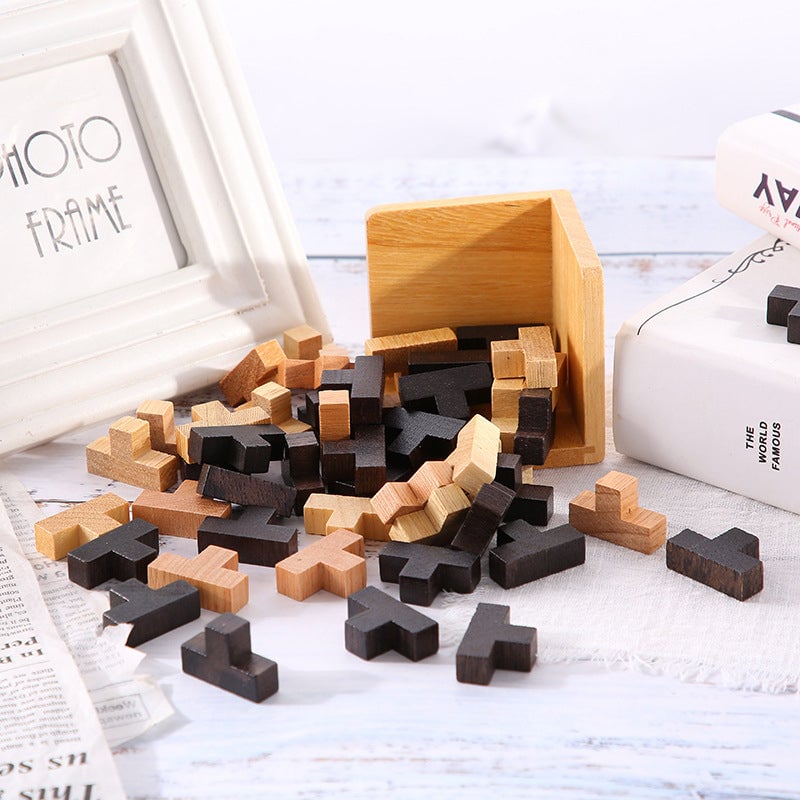 Detail: 54-teiliges 3D Holzpuzzle, ein Denkspiel aus Naturholz. Fördert Konzentration & Logik.