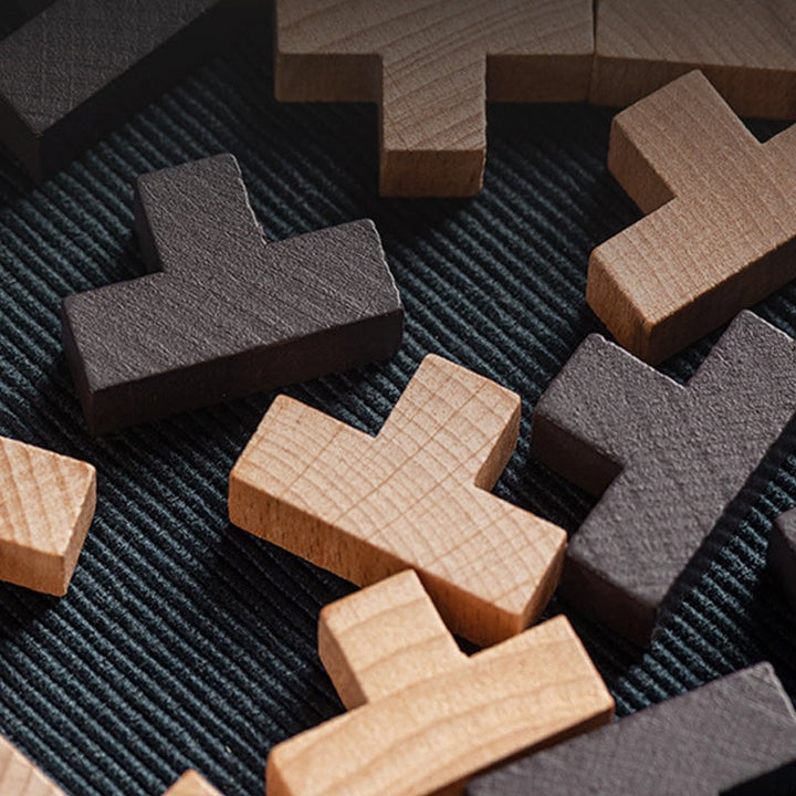 Gelöstes 3D Holzpuzzle auf Tisch, ein dekoratives Denkspiel. Zeigt räumliches Denken.