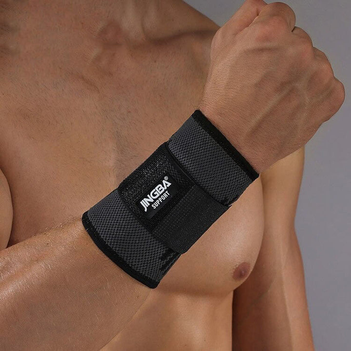 Nahaufnahme der Handgelenkbandage, zeigt verstellbare Riemen und atmungsaktives Material für sicheren Halt.
