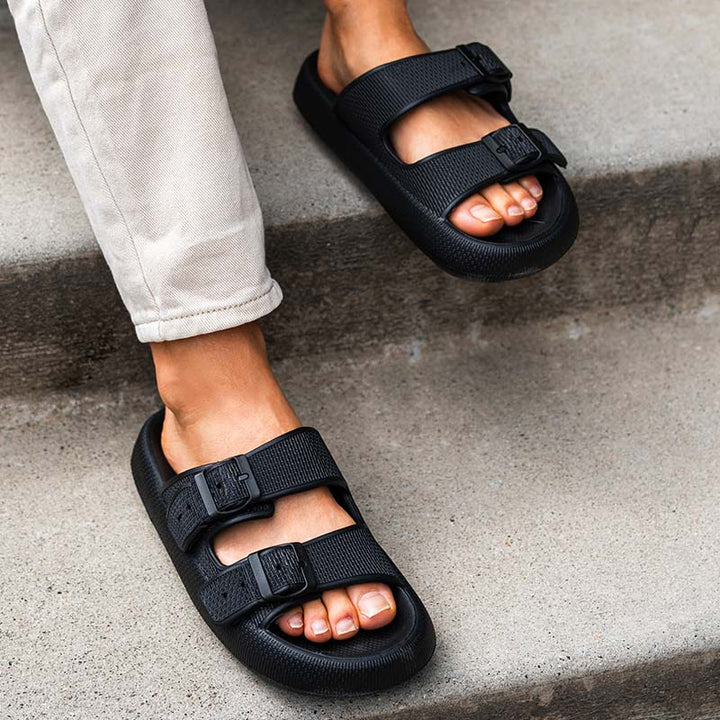 Stilvolle Herren Schlappen als Badeschuhe oder Hausschuhe. Bieten Komfort, Schmerzlinderung & sind wasserabweisend.