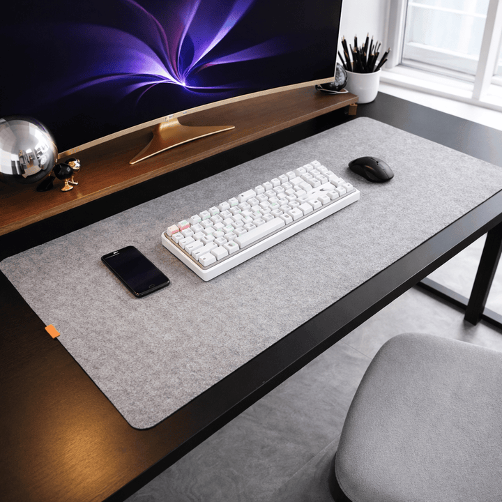 Komfortable Wollfilz-Schreibtischunterlage für Büro & Gaming in Grau. Schützt den Schreibtisch effektiv.