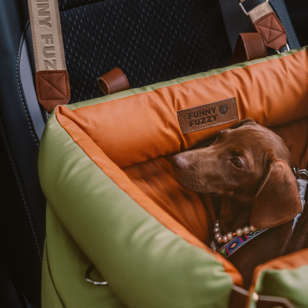 Sicherer Hundeautositz aus Kunstleder für den Transport, gemütliches Haustier-Autobett.
