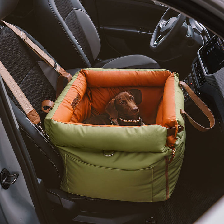 Gemütlicher Hundeautositz mit Gurt, Kunstleder-Komfort für sichere Reisen.