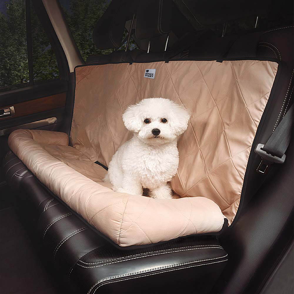 Vielseitiger Hundeautositz als Rücksitzschutz & kuscheliges Hundebett für angenehme Autoreisen.