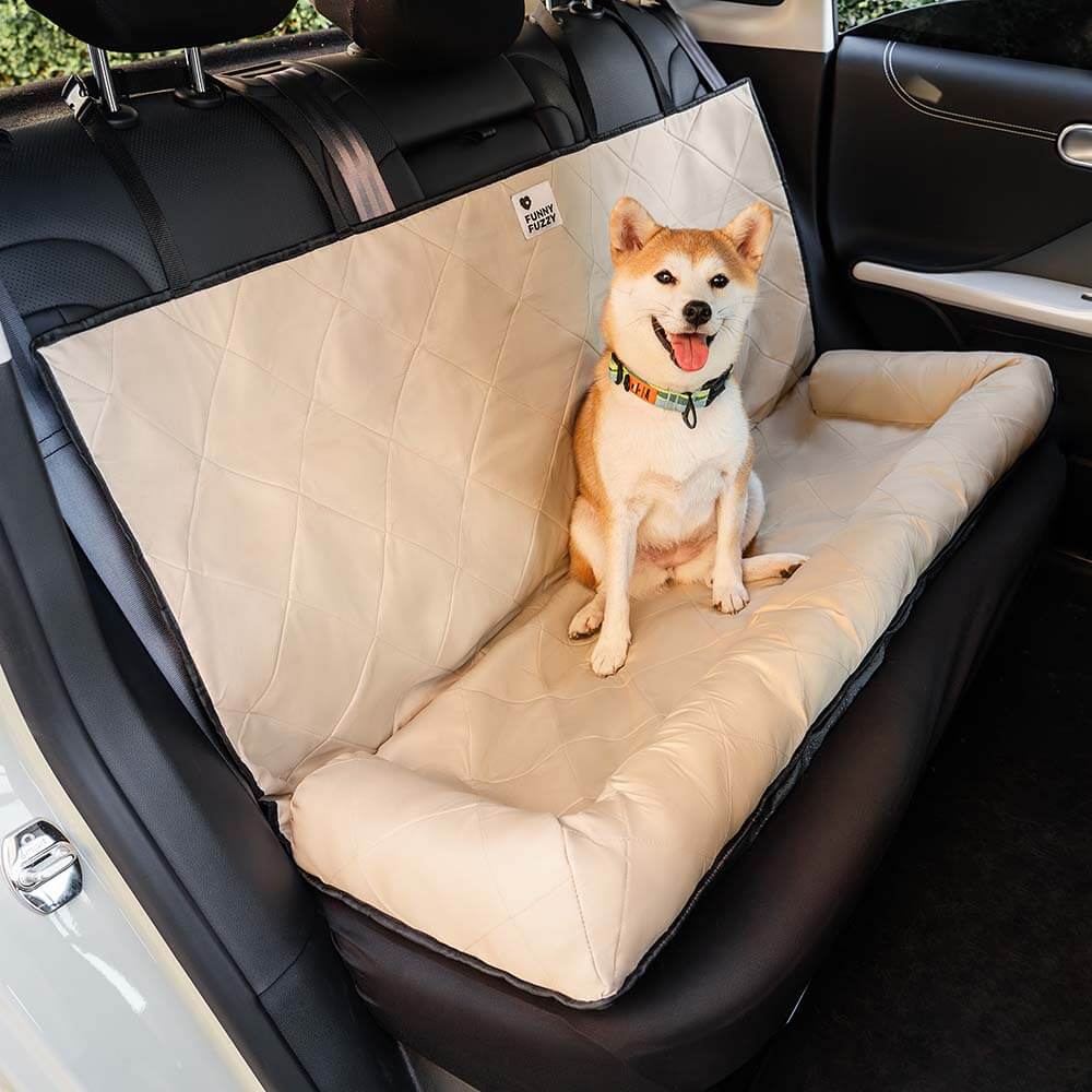 Hundeautositz mit Polsterung für optimalen Komfort, wasserdicht als Rücksitzschutz im Auto.