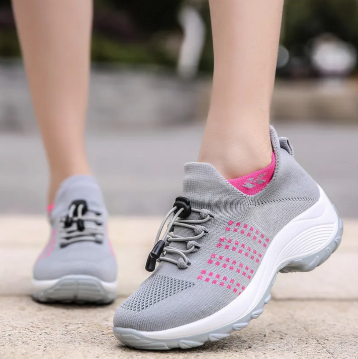 Fersenbereich des Damen-Komfortschuhs mit Dämpfung für Plantarfasziitis. Orthopädischer Alltagssneaker.