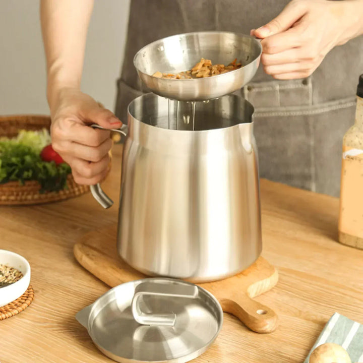 Moderne kompakte Fritteuse, perfekt für kleine Küchen oder als Geschenkidee für Snackliebhaber.