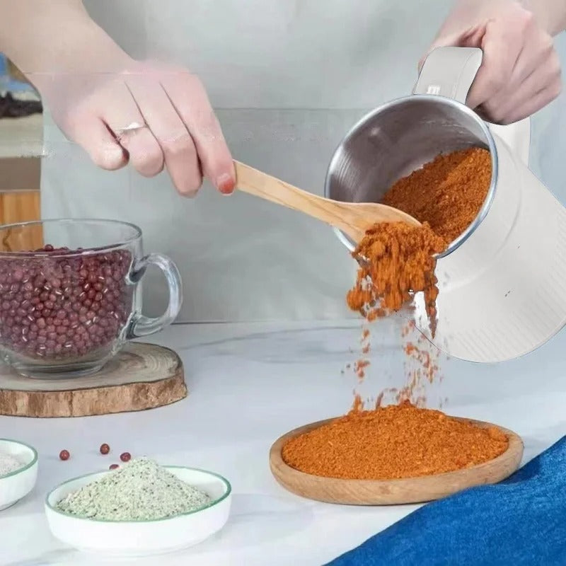 Moderne Getreidemühle mit Getreidekörnern daneben. Für frisches, gesundes Mehl und Backen zu Hause. Küchenzubehör.