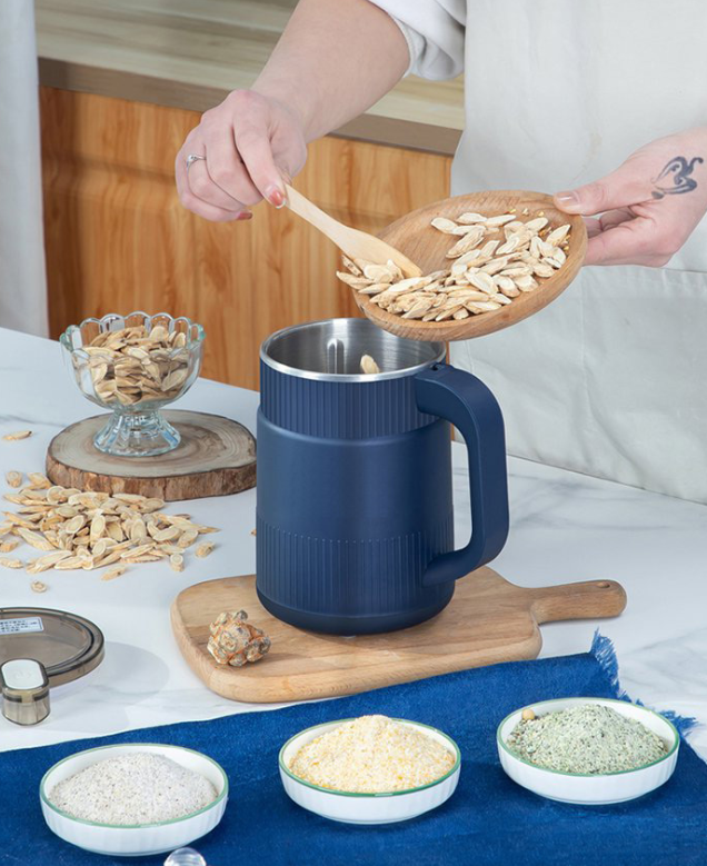 Frisches, selbstgemahlenes Mehl neben der kompakten Getreidemühle. Unverzichtbar für gesundes Backen und die Küche.