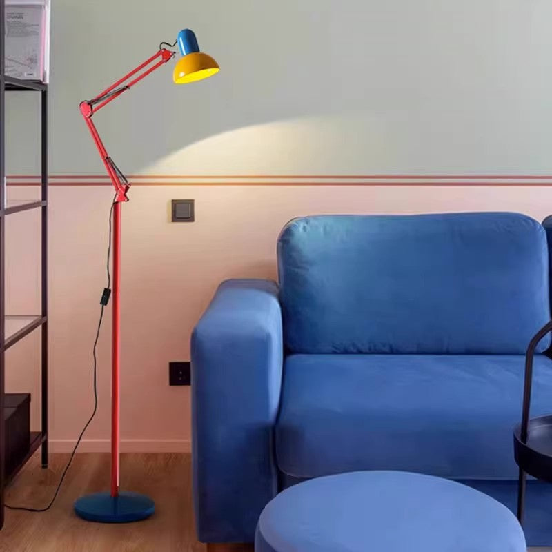 Kompakte Stehlampe mit modernem Halbkuppelschirm aus Eisen; perfekt als Leselampe im Wohnzimmer/Schlafzimmer.