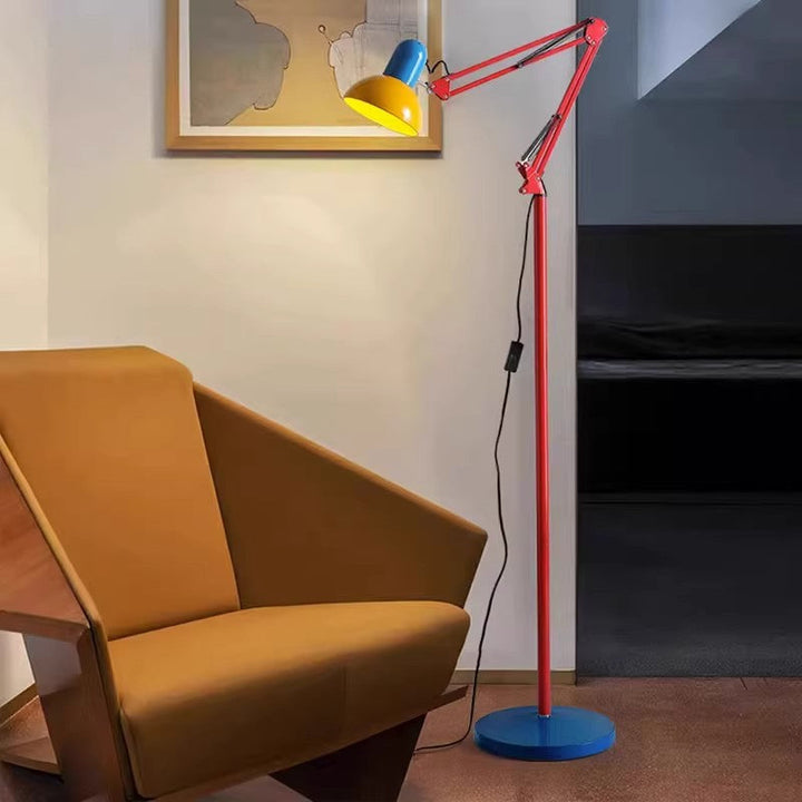 Elegante Design Bodenlampe für modernes Wohnen. Diese schlanke Eisenlampe ist eine stilvolle Innenbeleuchtung.