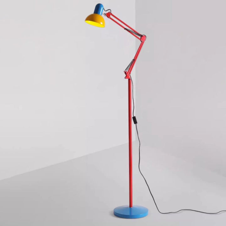 Moderne Stehlampe mit halbrundem Schirm; ideal als dezente Wohnzimmerlampe oder funktionale Leselampe.
