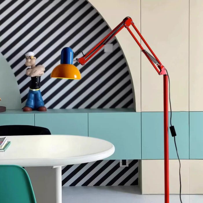Schlanke, kompakte Stehlampe aus Metall, ideal für Schlafzimmer oder gemütliche Leseecke; moderne Beleuchtung.