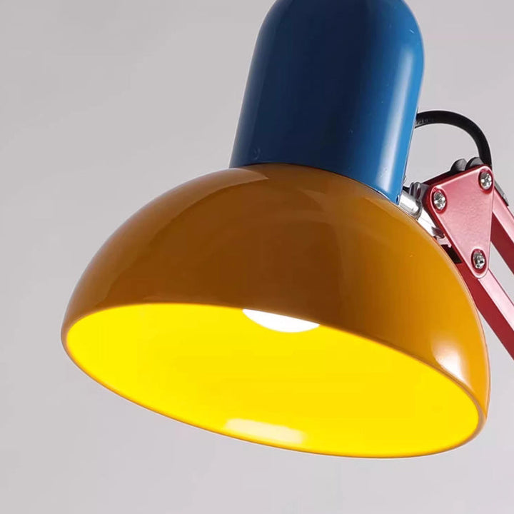 Hochwertige Eisenlampe als Stehlampe; perfekt für moderne Innenräume, schafft warmes, einladendes Licht.