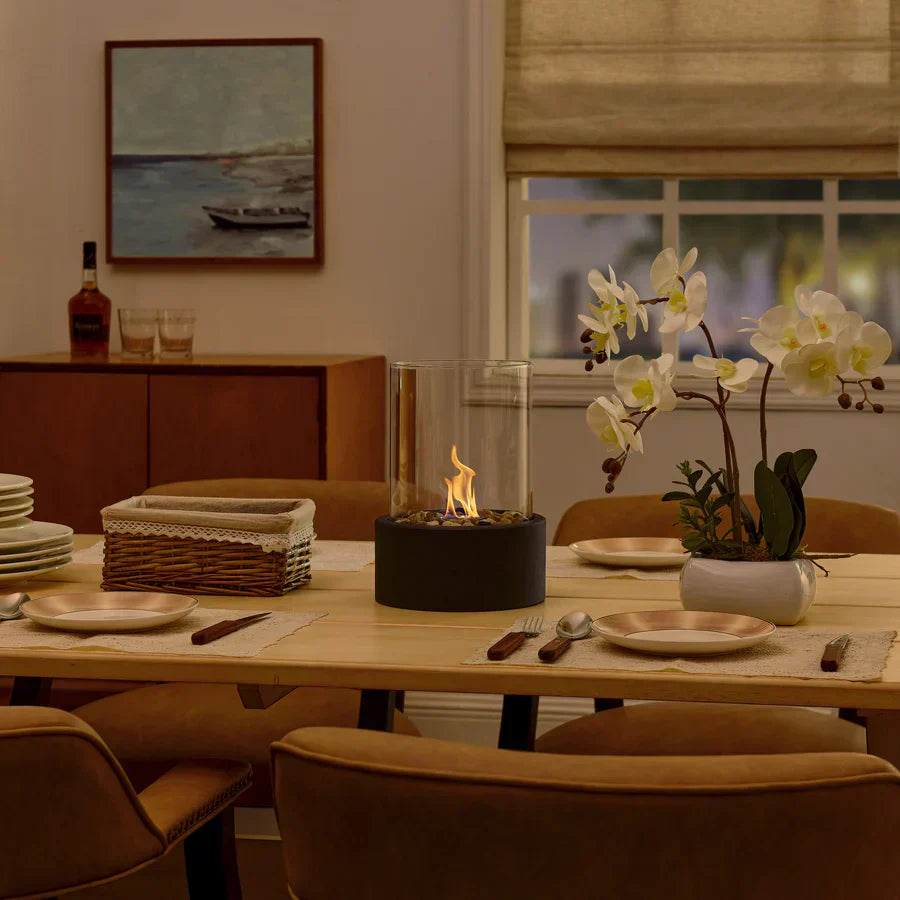 Stilvolles Wohnaccessoire: Tischfeuer mit Bioethanol und Glas, bringt Wärme und Eleganz in Ihr Zuhause.