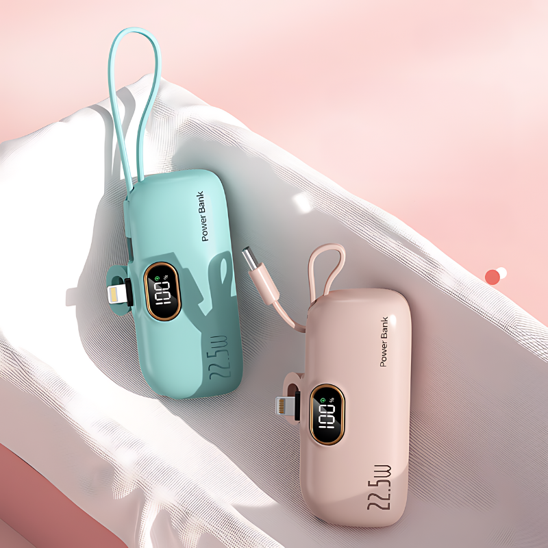 Tragbare Powerbank mit USB-C Port und mehreren Anschlüssen für schnelle Ladung von Handy, Kopfhörer.